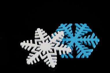 Siyah arkaplanda kartanesi izole edildi: makro fotoğraf