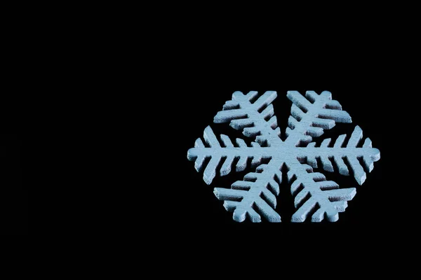 黒い背景に隔離された雪の結晶:マクロ写真 — ストック写真
