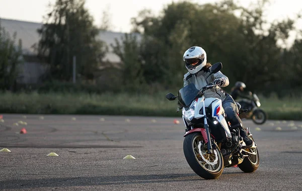 Gymkhana training day. Girl trainings ride motocycle — Stock Photo, Image