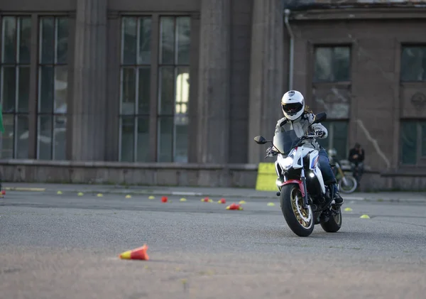 Gymkhana training day. Girl trainings ride motocycle — Stock Photo, Image