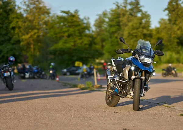 Formazione con il miglioramento delle tecniche di guida proprietari di moto in Easy Rider Motorcycles School . — Foto Stock