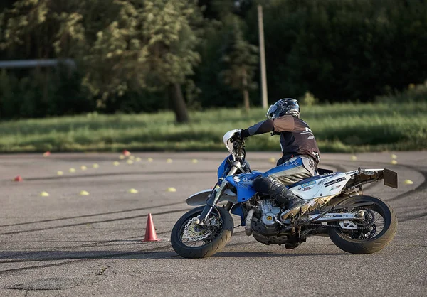 Motocross moto velocidade de corrida e poder no esporte homem extremo — Fotografia de Stock