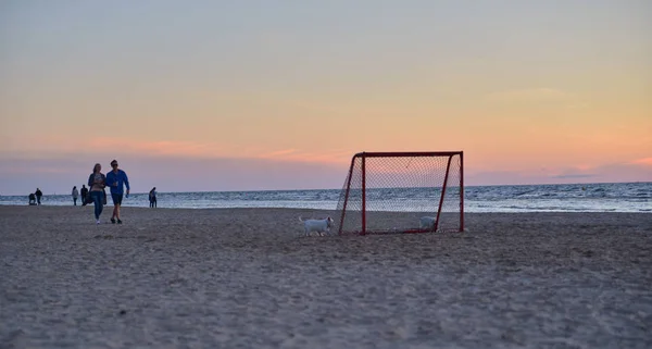 02-08-2017 Riga, Lettland. altes Fußballtor im Sand am Meer. Strandfußball in Meeresnähe. das Konzept des Sports und der Erholung. — Stockfoto
