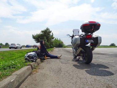 02-07-2018 Polonya Tam boy beyaz kadın portresi motosikletin yanında dinleniyor