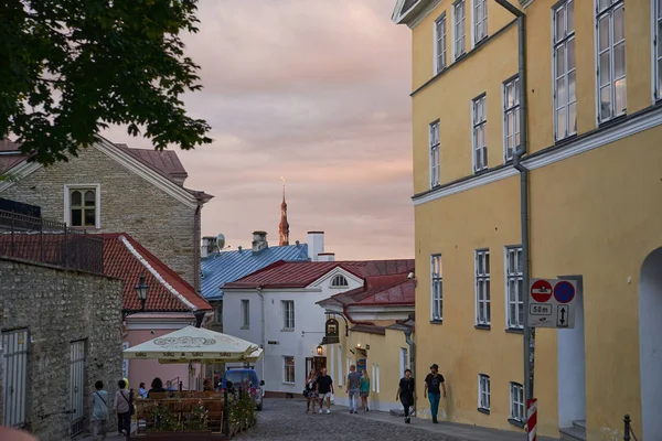 08-08-2017 Tallin Estonia. Droga przez wieżę w starym Tallinie — Zdjęcie stockowe