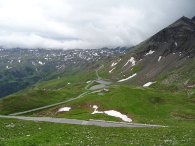Dağlardaki yolu çeviriyor. Dağlar.