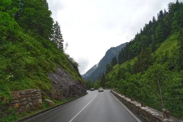 Camino a los Alpes entre montañas y bosques — Foto de Stock