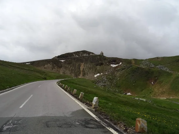 Girare la strada in montagna. Montagne. Nebbia — Foto Stock