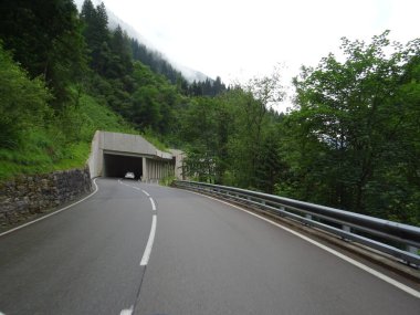 Dağ yolunu çevir. Tünel