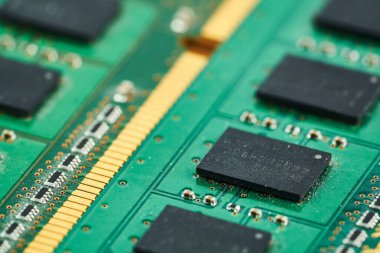 mikroçipler ve kapasitörler closeup alınan elektronik microcircuit.