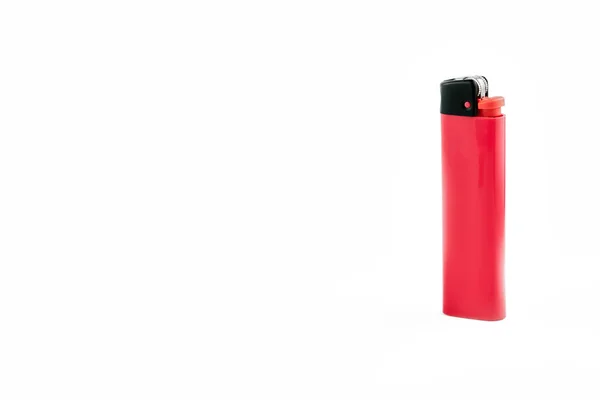 Isqueiro de gás branco vermelho ficar isolado em um fundo branco. Apresentação de design de charuto-isqueiro de superfície vazia . — Fotografia de Stock