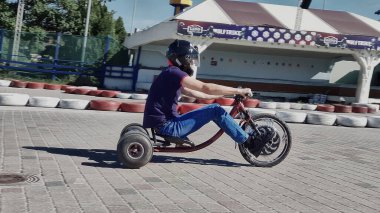 10.07.2019 - Riga, Letonya Genç adam elektro motorsiklet sürüyor