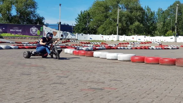 10.07.2019 -Riga, Letonia Joven montando electro motocicleta — Foto de Stock