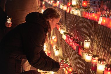 15-10-2019 Riga, Letonya. Duvarda mum yakan bir kadın