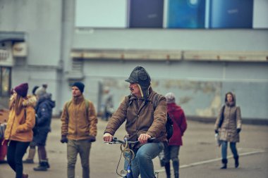 15-10-2019 Riga, Letonya. Şehir sokaklarında bisiklet süren yakışıklı genç adam.