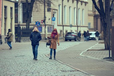 15-10-2019 Riga, Letonya. Eski kasaba caddesinde yürüyen mutlu çiftin sonbahar portresi.