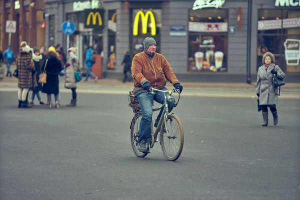 15-10-2019 Riga, Latvia. Handsome young man biking in the city streets — Stock Photo, Image