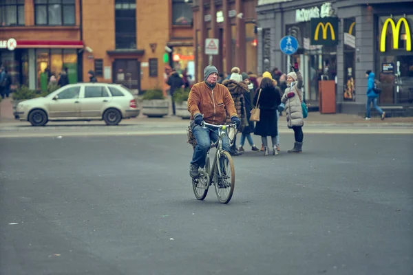 15-10-2019 Riga, Letônia. Bonito jovem ciclismo nas ruas da cidade — Fotografia de Stock