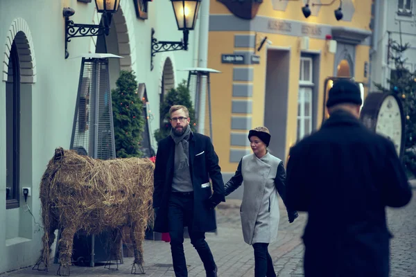15-10-2019 Riga, Lettland. Höstporträtt av attraktiva glada par promenader på gamla stan gatan — Stockfoto