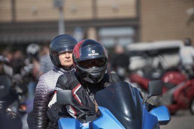 24-04-2019 Riga, Letonya. Siyah kasklı, pasajlı bir motosikletli.