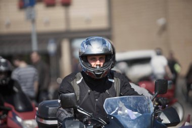 24-04-2019 Riga, Letonya. Güneş gözlüksüz yarışçı portresini kapat.