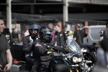 24-04-2019 Riga, Letonya. Siyah kasklı, pasajlı bir motosikletli.