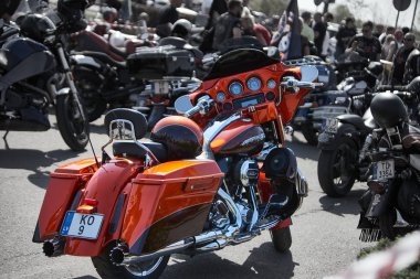 24-04-2019 Riga, Letonya. Turuncu bakır motosiklet