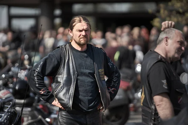 24-04-2019 Riga, Lettland. Biker porträtt av cyklist man i svart läder jacka — Stockfoto