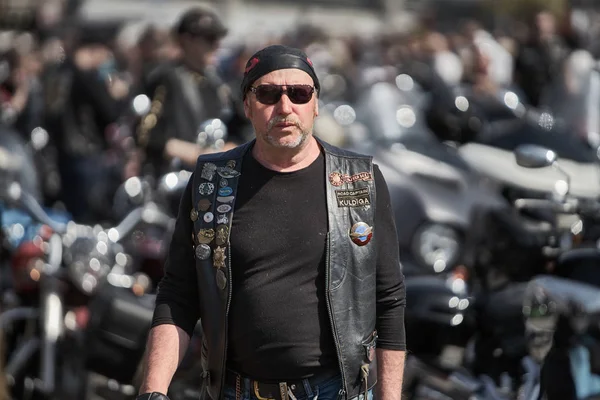 24-04-2019 Riga, Lettland. Biker porträtt av cyklist man i svart läder jacka — Stockfoto