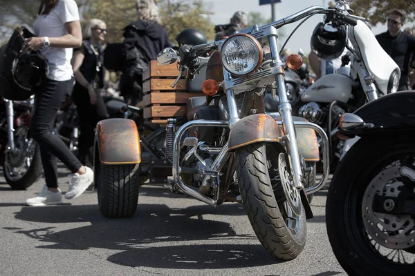 24-04-2019ラトビアのリガ。ヴィンテージバイク、ヘッドライトに焦点を当てます。黒と白の色にヘッドライトとレトロなオートバイ. — ストック写真