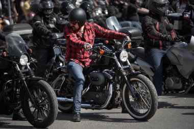 24-04-2019 Riga, Letonya. Siyah helikopterde oturan güneş gözlüklü ciddi bir adam.