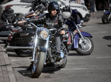 24-04-2019 Riga, Letonya. Siyah helikopterde oturan güneş gözlüklü ciddi bir adam.