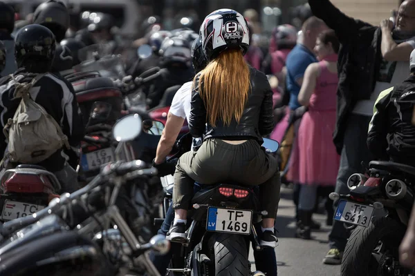 24-04-2019 Ryga, Łotwa. Dziewczyna rowerzysta w skórzanej kurtce i kasku na motocyklu — Zdjęcie stockowe