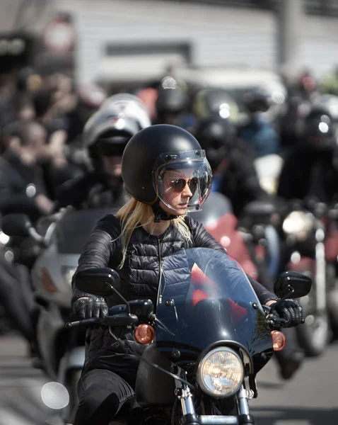 24-04-2019ラトビアのリガ。バイカーの女の子で革のジャケットとヘルメットでオートバイ — ストック写真