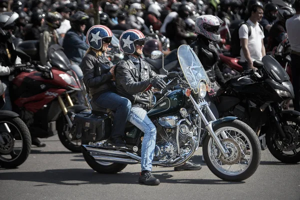 24-04-2019 Riga, Lettonie. Motocycliste avec casque noir au volant — Photo