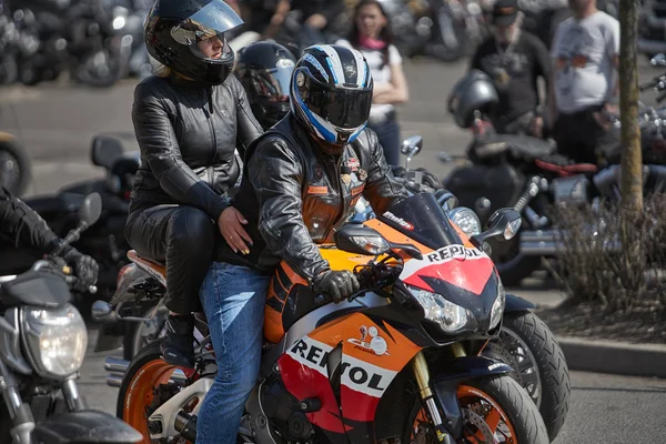 24-04-2019ラトビアのリガ。乗用車の運転と黒のヘルメットのオートバイ — ストック写真