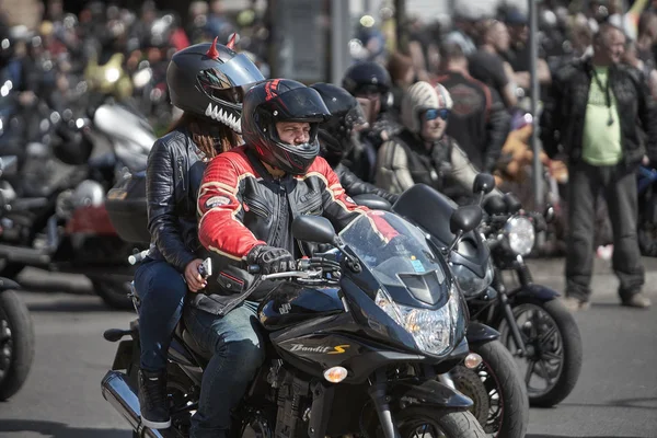 24-04-2019 Riga, Lettonie. Motocycliste avec casque noir au volant — Photo