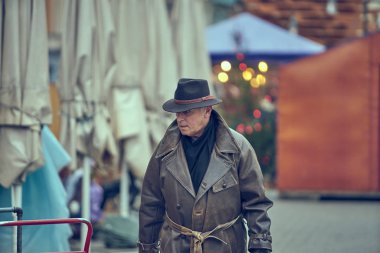 Siyah pelerinli ve şapkalı bir adam 10-09-2019 Riga, Letonya