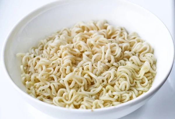 Noodles in bowl isolated on white background. This has clipping path. — Stock Photo, Image