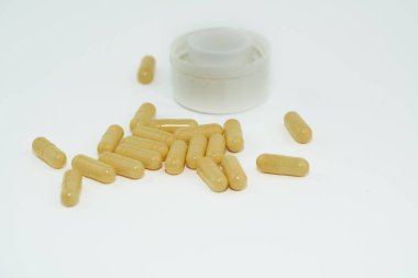 Sarı beyaz arka plan üzerinde bir hap şişe hap