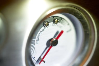 Beyaz bir arka plan üzerinde cup ile izole kahve makinesi