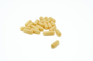 Sarı beyaz arka plan üzerinde bir hap şişe hap