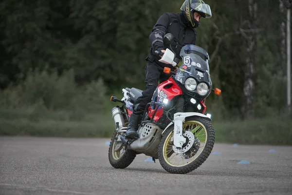 Motociclista vai em estrada, vista frontal, close-up, Riga, Letónia 15-08-2019 — Fotografia de Stock