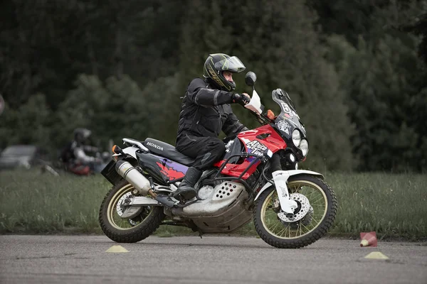 Motorcyklist går på väg, framifrån, närbild, Riga, Lettland 15-08-2019 — Stockfoto