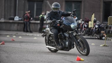 Motorcu adam bisiklet üzerinde oturur