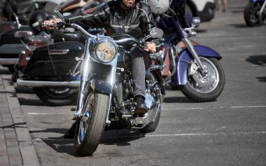 24-04-2019 Riga, Letonya. Siyah helikopterde oturan güneş gözlüklü ciddi bir adam.