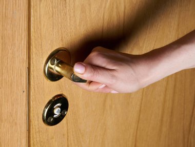 Kişi interroom bir kapıyı açar