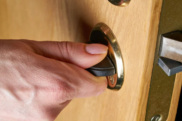 Κλείδωμα ή ξεκλείδωμα πόρτας με κλειδί στο χέρι — Φωτογραφία Αρχείου