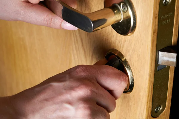 Запирание или отпирание двери с ключом в руке — стоковое фото
