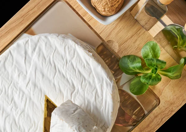 Fromage à pâte molle rond, coupe en coupe . — Photo